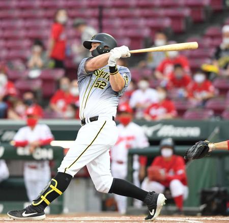 １回阪神、１死一、二塁、先制３ランを放つ阪神・サンズ＝マツダスタジアム（撮影・飯室逸平）