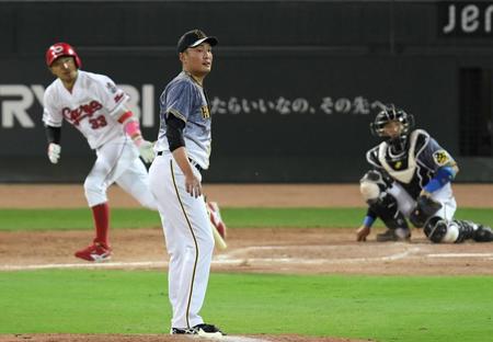 ５回広島２死一、二塁、広島・菊池涼介に同点３ランを許す阪神・秋山拓巳＝マツダスタジアム（撮影・田中太一）