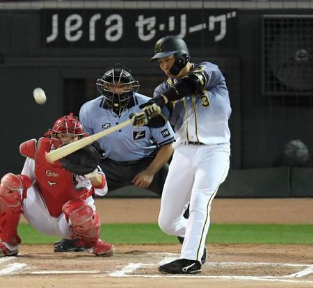 ９回、勝ち越しとなる適時三塁打を放つ大山（撮影・田中太一）