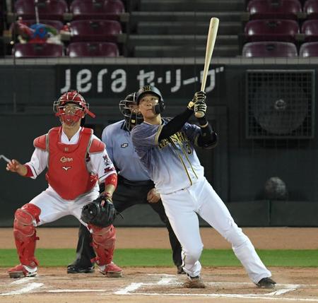 ９回、勝ち越しとなる適時三塁打を放つ大山（撮影・田中太一）