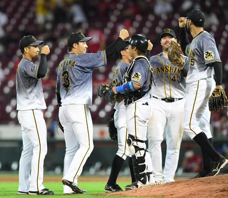 勝利に沸く阪神・大山悠輔（左から２人目）ら阪神ナイン＝マツダスタジアム（撮影・飯室逸平）