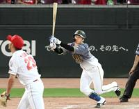 　８回、右越えへソロを放つ近本