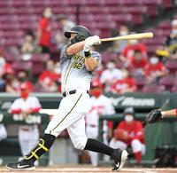 １回阪神、１死一、二塁、先制３ランを放つ阪神・サンズ＝マツダスタジアム（撮影・飯室逸平）