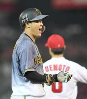 延長１０回、２点適時三塁打を放ち、雄叫びをあげる大山（撮影・飯室逸平）