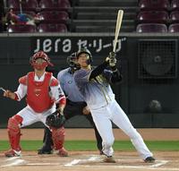 ９回、勝ち越しとなる適時三塁打を放つ大山（撮影・田中太一）