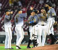 勝利に沸く阪神・大山悠輔（左から２人目）ら阪神ナイン＝マツダスタジアム（撮影・飯室逸平）
