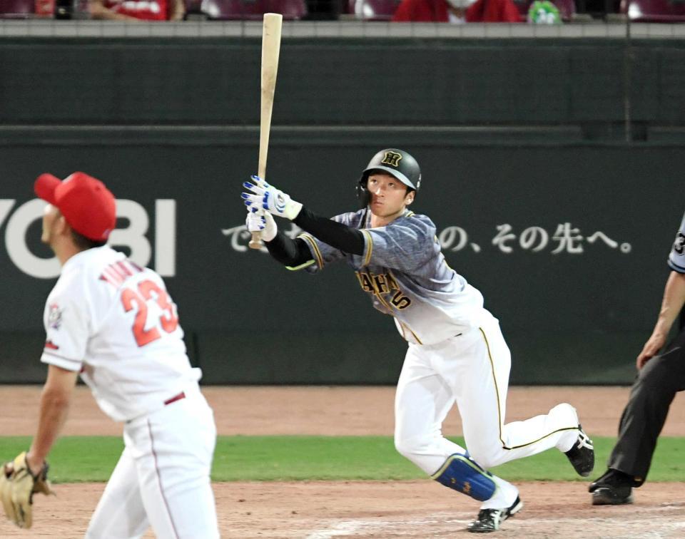 　８回、右越えへソロを放つ近本