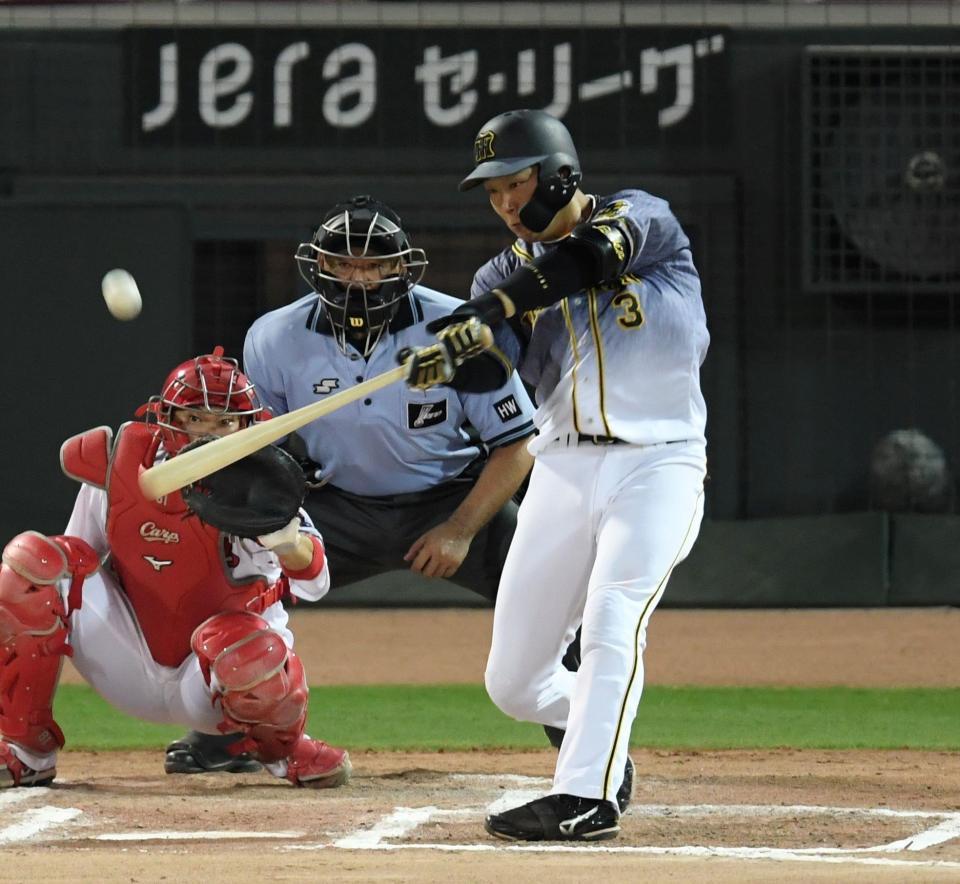 ９回、勝ち越しとなる適時三塁打を放つ大山（撮影・田中太一）