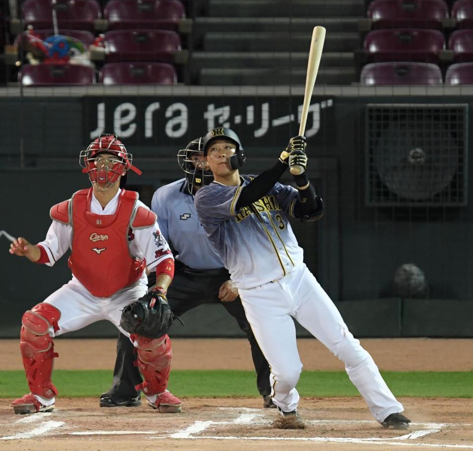 ９回、勝ち越しとなる適時三塁打を放つ大山（撮影・田中太一）