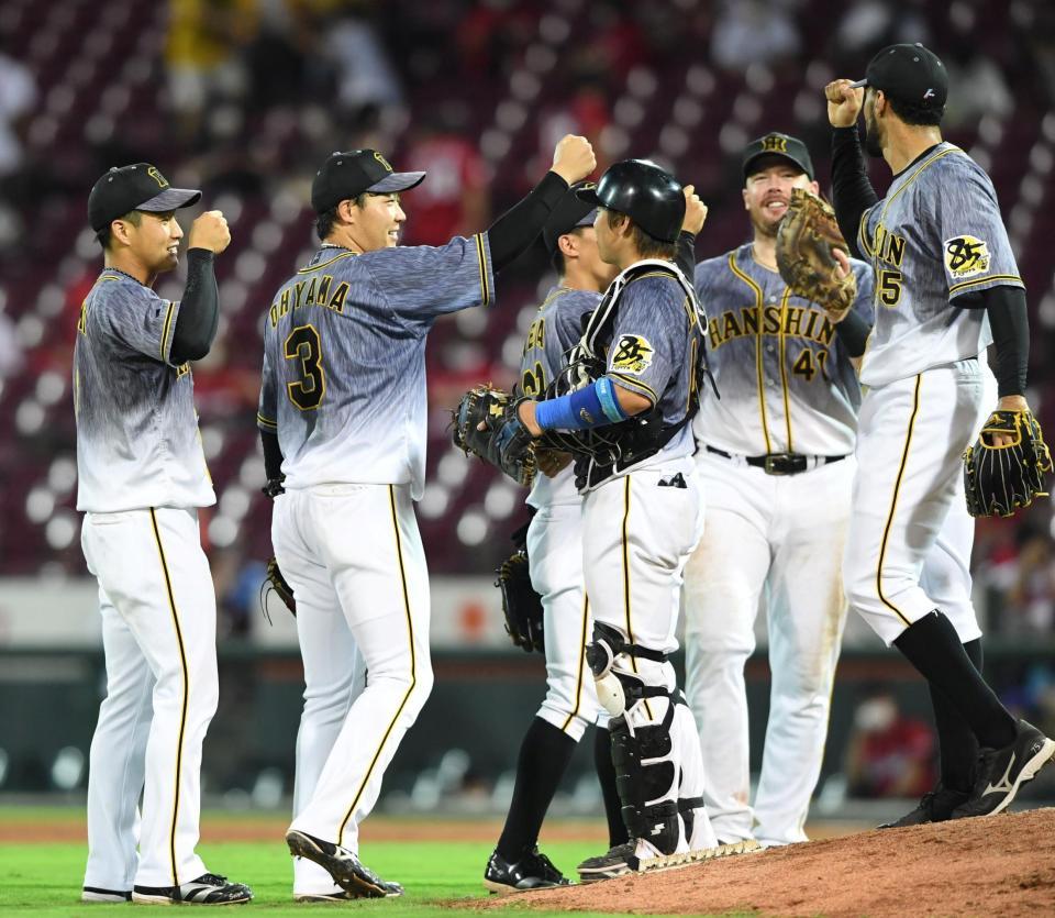 勝利に沸く阪神・大山悠輔（左から２人目）ら阪神ナイン＝マツダスタジアム（撮影・飯室逸平）
