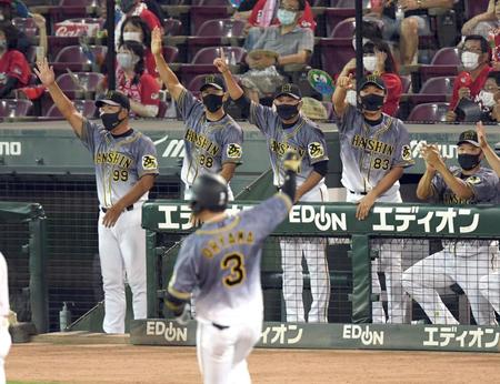 延長１０回、勝ち越し三塁打を放った大山（手前）に手を挙げて喜ぶ矢野監督（左から２人目）＝撮影・田中太一