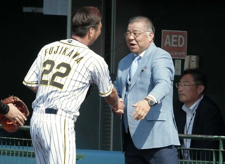 　打撃投手を終えた阪神・藤川（左）に声をかける掛布雅之氏＝２月