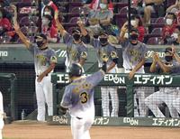 延長１０回、勝ち越し三塁打を放った大山（手前）に手を挙げて喜ぶ矢野監督（左から２人目）＝撮影・田中太一