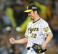 　２４０Ｓを挙げ拳を握る阪神・藤川＝２０１９年