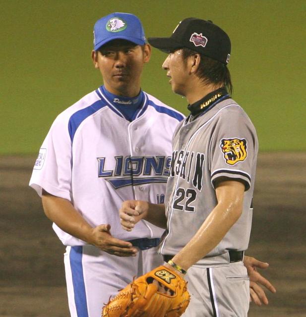 【写真】西武・松坂　同世代の投手と並んでみせた笑み