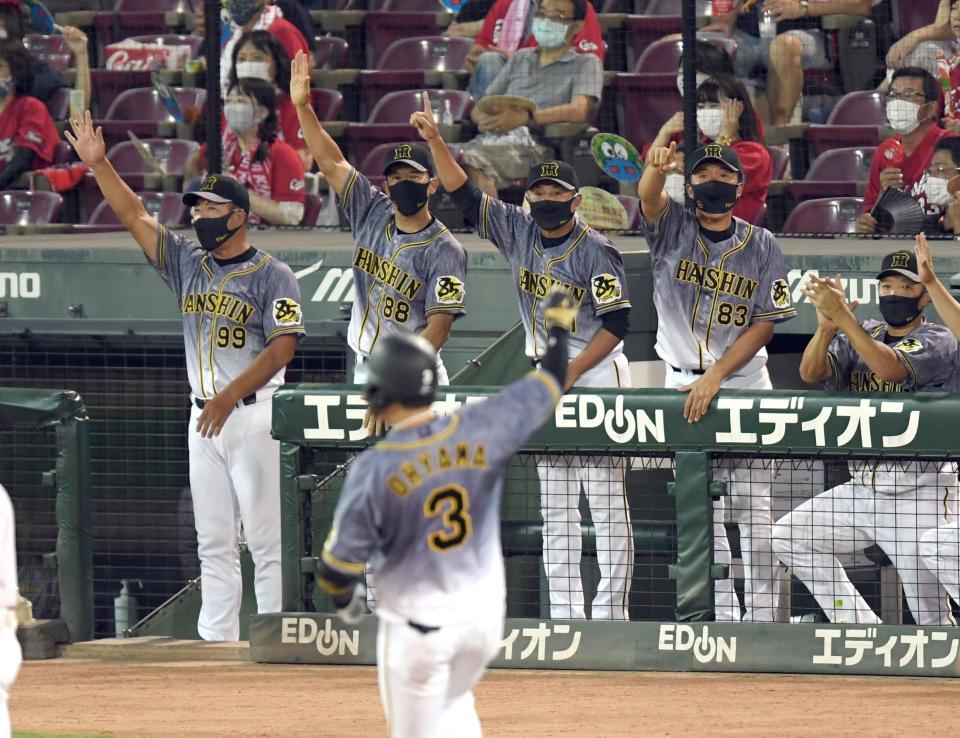 延長１０回、勝ち越し三塁打を放った大山（手前）に手を挙げて喜ぶ矢野監督（左から２人目）＝撮影・田中太一