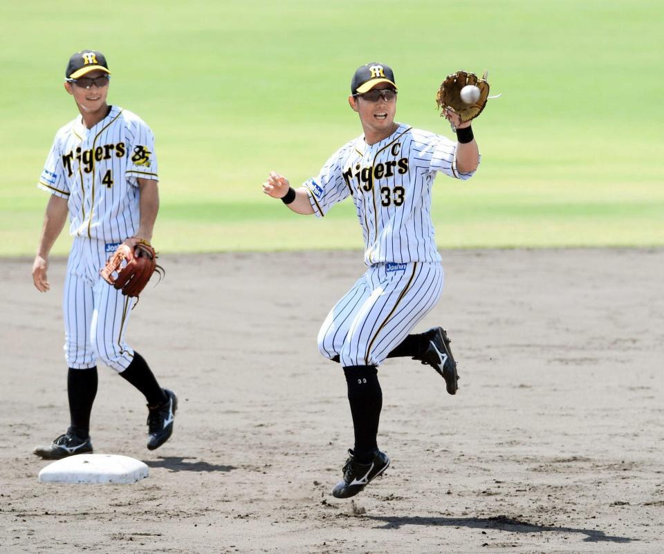 　ボール回しではつらつとした動きを見せる糸原（撮影・佐々木彰尚）