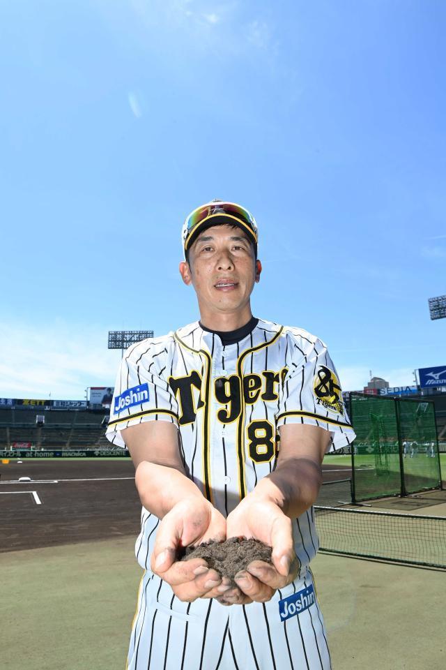 甲子園の土を手にする阪神・矢野燿大監督＝６月７日、甲子園