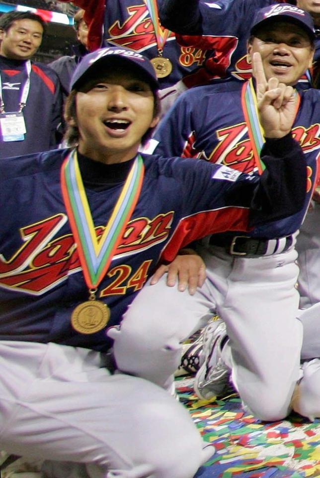 　金メダルを首から下げ、記念撮影でポーズをとる藤川＝２００６年