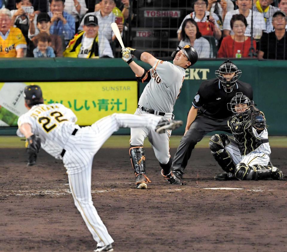 　巨人・阿部を三振に仕留める阪神・藤川＝２０１９年９月