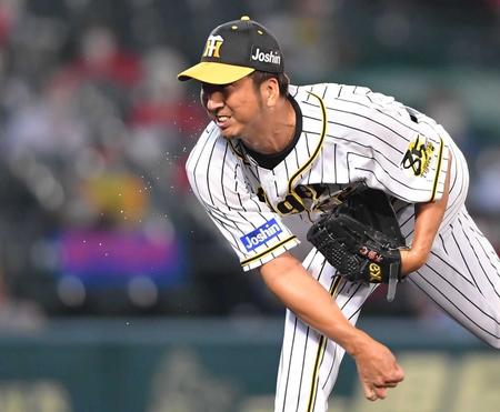 　７月２３日、汗を飛ばしながら力投する藤川＝甲子園