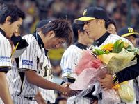 ２０１０年、矢野が引退試合で藤川と涙の握手を交わす