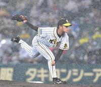 雨の中、力投する阪神・高橋