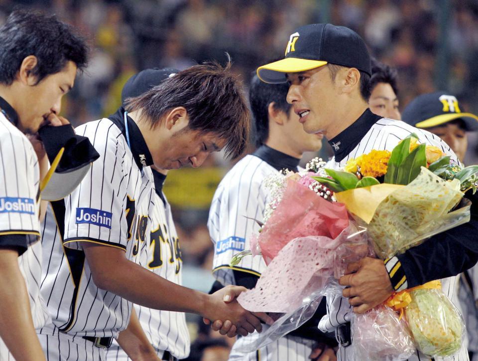２０１０年、矢野が引退試合で藤川と涙の握手を交わす