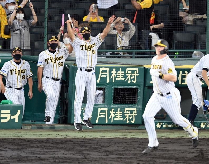 ９回、サンズはサヨナラソロを放ち矢野監督（中央）はジャンプし喜ぶ