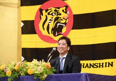 　笑顔で会見する藤川（撮影・田中太一）