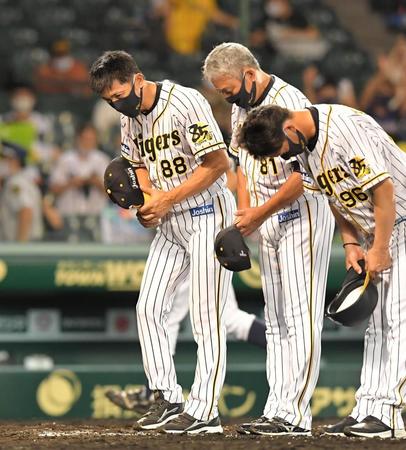 ヤクルトに敗れ、ファンにあいさつする阪神・矢野燿大監督（左）＝甲子園（撮影・高部洋祐）