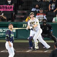 ７回、サンズは左中間に同点２ランを放つ（投手　ヤクルト・山中浩史）