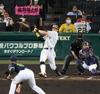 　七回無死、中前打を放つ糸井