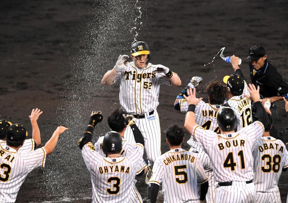 　９回、サヨナラ本塁打を放ったサンズはナインから“ハッピーハンズ”で迎えられる（撮影・田中太一）