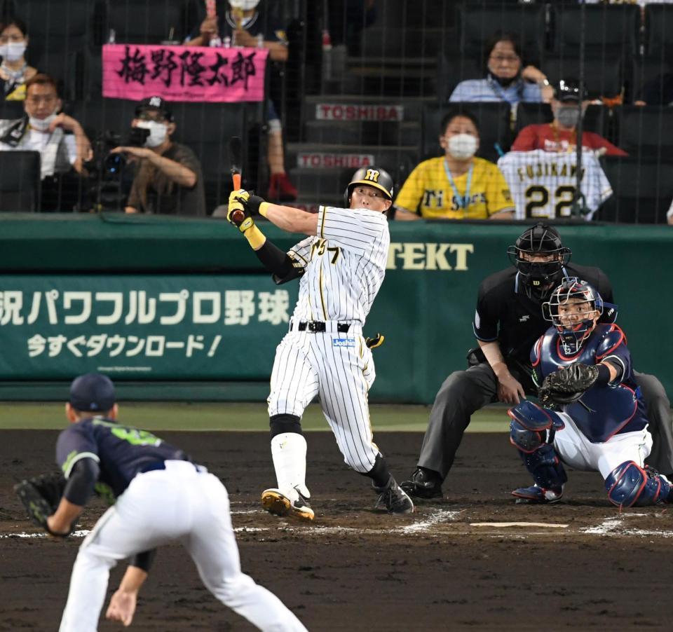 　七回無死、中前打を放つ糸井