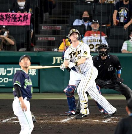 　７回、サンズは左中間に同点２ランを放つ（撮影・山口登）