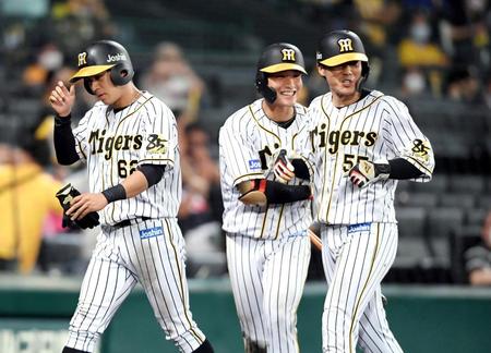 　７回、マクガフが走者がいない一塁へけん制球を投げる間に同点の本塁を踏んだ植田（左）と逆転の生還を果たした陽川（右）