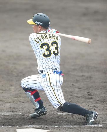 　ウエスタン・広島戦の７回、糸原は右前打を放つ（代表撮影）