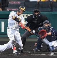 　１回、先制タイムリー二塁打を放つ阪神・木浪聖也