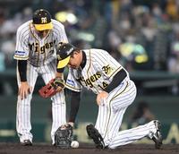 　７回、ヤクルト・山崎の打球をはじき、勝ち越しを許した阪神・能見篤史は動けずに座り込む