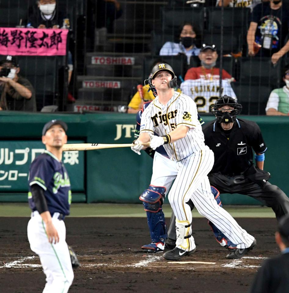 　７回、サンズは左中間に同点２ランを放つ（撮影・山口登）