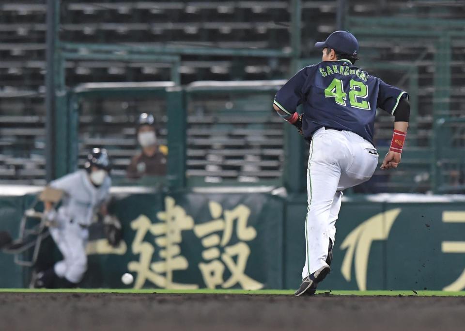 阪神 珍プレーで逆転 ヤクルト マクガフが無人の一塁にけん制 ファンも失笑 阪神タイガース デイリースポーツ Online