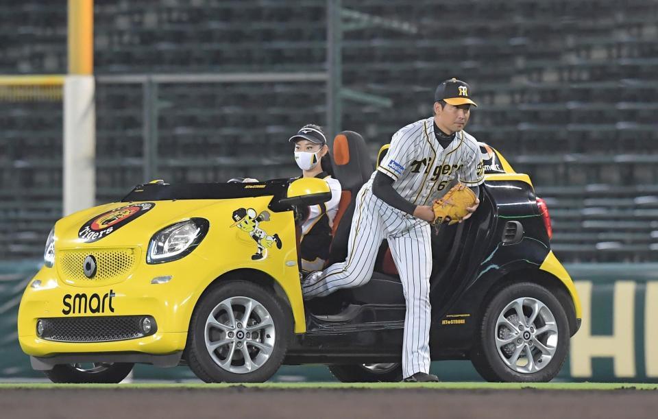 　９回のマウンドへ向かう阪神・岩崎優