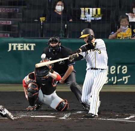 ２回阪、阪神・大山は左越えに先制ソロを放つ＝甲子園（撮影・山口登）