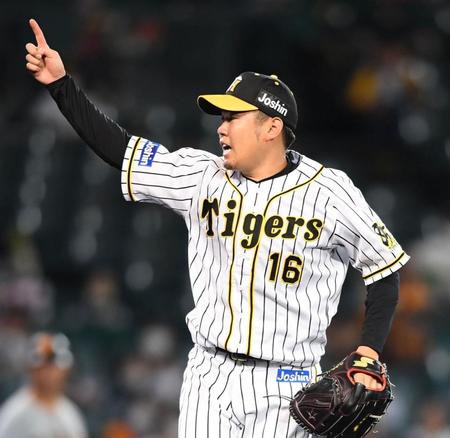 右手を突き上げる阪神・西勇＝甲子園（撮影・田中太一）