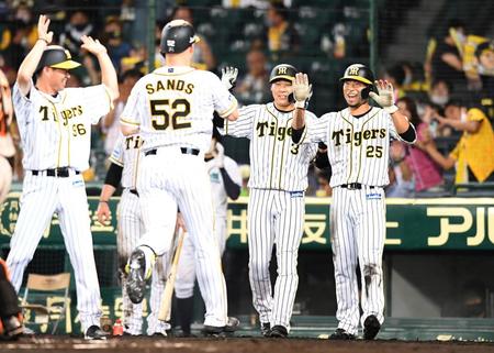 ６回、２ランを放ったサンズ（５２）を笑顔で迎える（右から）江越、大山（撮影・北村雅宏）