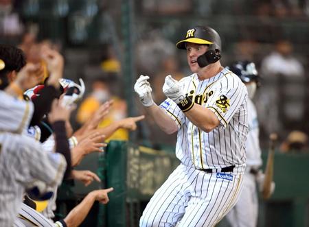 ６回、２ランを放ったサンズはハイテンションでナインに迎えられる（撮影・田中太一）