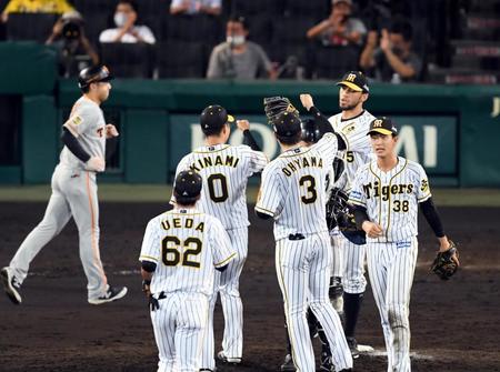試合を締め、スアレス（右から２人目）はナインと拳を合わせる＝甲子園（撮影・山口登）