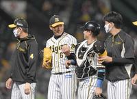 　プロ初セーブの岩崎（左から２人目）は岩貞（右）から手渡されたウイニングボールを手に笑顔を見せる