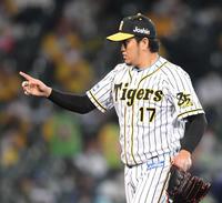 　７回、青木を打ち取りピンチを脱した岩貞